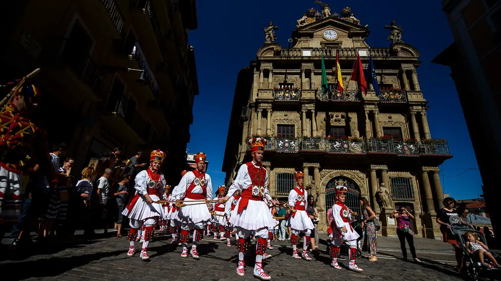 El grupo Duguna de danzas tradicionales durante San Fermín Chiquito. PABLO LASAOSA 05