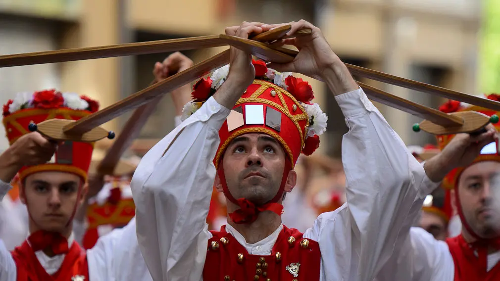 El grupo Duguna de danzas tradicionales durante San Fermín Chiquito. PABLO LASAOSA 06