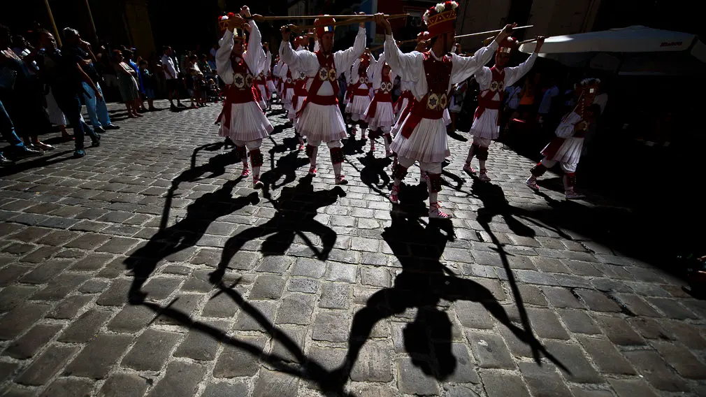 El grupo Duguna de danzas tradicionales durante San Fermín Chiquito. PABLO LASAOSA 07