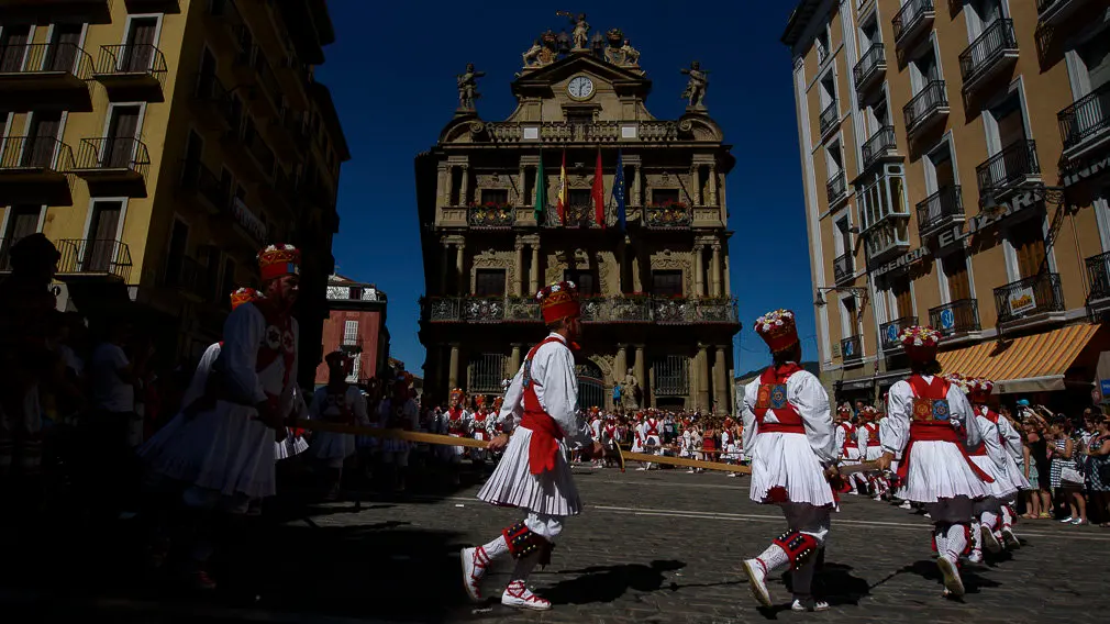 El grupo Duguna de danzas tradicionales durante San Fermín Chiquito. PABLO LASAOSA 09