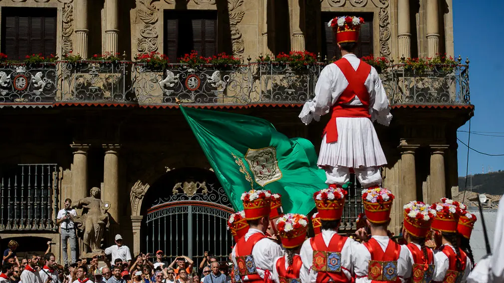 El grupo Duguna de danzas tradicionales durante San Fermín Chiquito. PABLO LASAOSA 10
