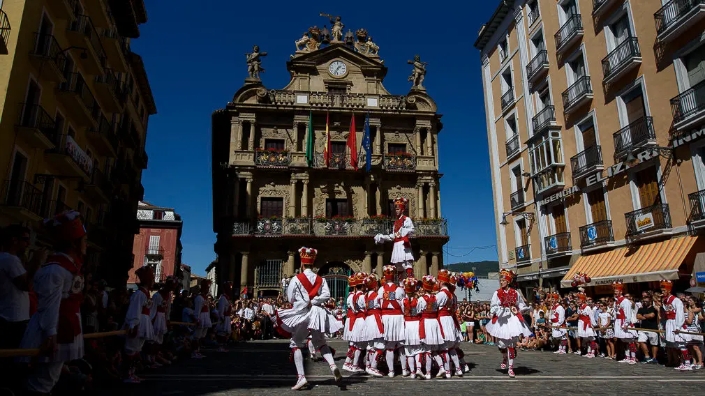 El grupo Duguna de danzas tradicionales durante San Fermín Chiquito. PABLO LASAOSA 11
