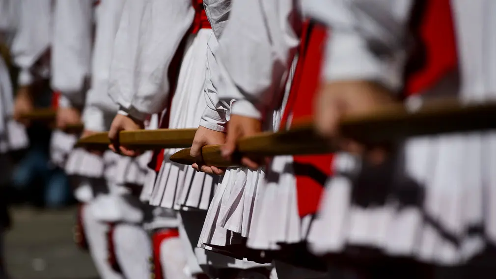 El grupo Duguna de danzas tradicionales durante San Fermín Chiquito. PABLO LASAOSA 12