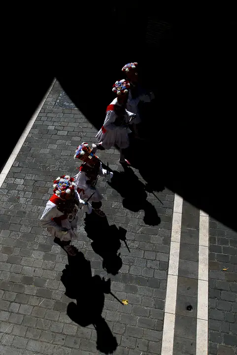 El grupo Duguna de danzas tradicionales durante San Fermín Chiquito. PABLO LASAOSA 13