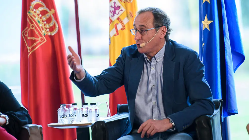 Ana Beltrán, Alfonso Alonso, Isabel Bonig, Xavier García Albiol y Dolors Monserral en un acto organizado por el Partido Popular de Navarra. PABLO LASAOSA 07
