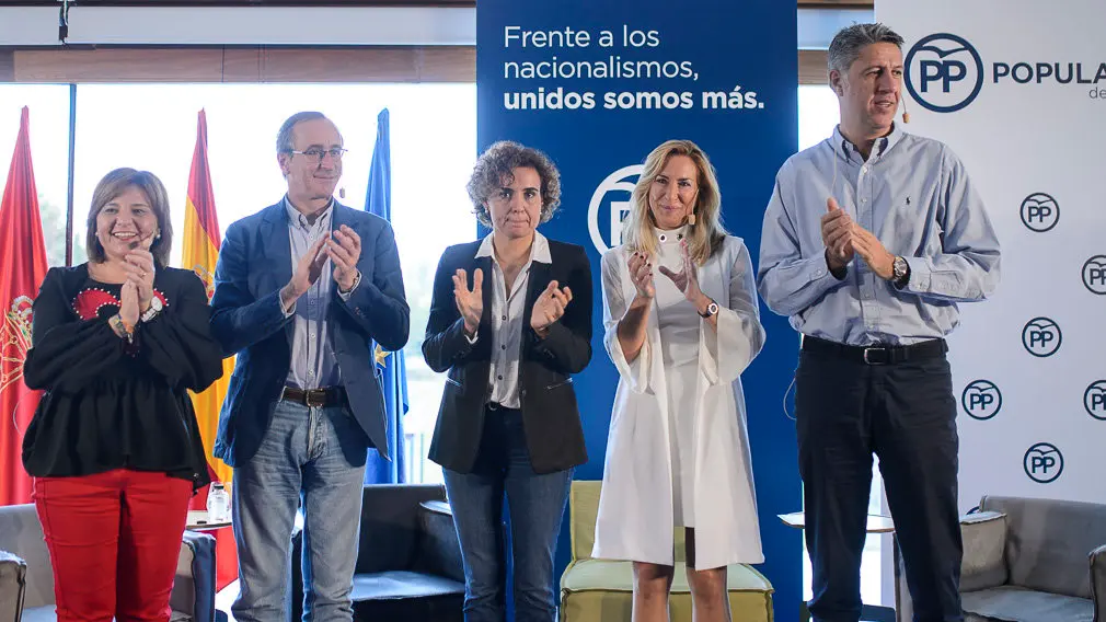 Ana Beltrán, Alfonso Alonso, Isabel Bonig, Xavier García Albiol y Dolors Monserral en un acto organizado por el Partido Popular de Navarra. PABLO LASAOSA 14