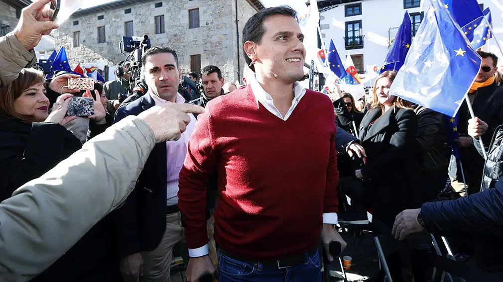 GRAF991. ALSASUA (NAVARRA), 04/11/2018.- El presidente de Ciudadanos, Albert Rivera, a su llegada al acto de la iniciativa "España Ciudadana", impulsada por su partido, que celebra hoy en la localidad navarra un acto de apoyo a la Guardia Civil en el que también intervendrán el escritor Fernando Savater y la víctima de ETA Beatriz Sánchez Seco, entre otros dirigentes políticos. EFE/Villar López
