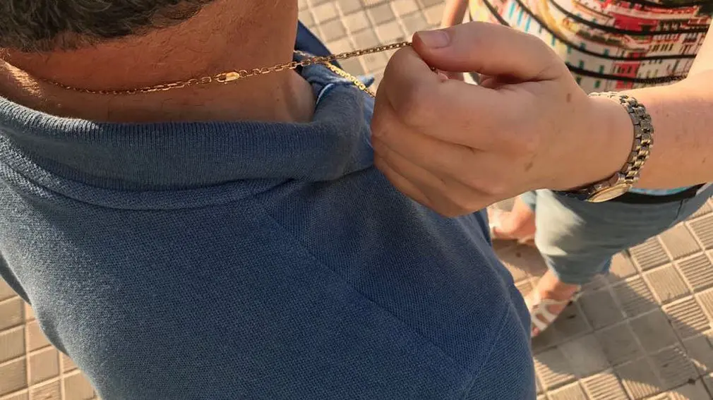 Una persona es v&iacute;ctima de robo mediante el modus operandi del abrazo, empleado para hurtar joyas y especialmente cadenas de oro. POLIC&Iacute;A MUNICIPAL DE PAMPLONA