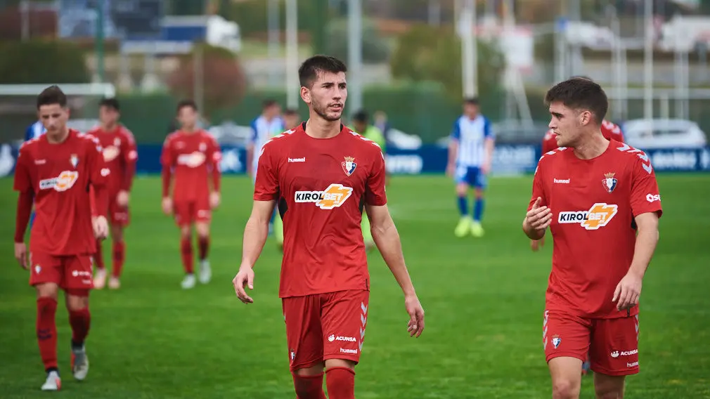 David García y Endika Irigoyen en el partido amistoso entre Osasuna y Alavés en las instalaciones de Tajonar. MIGUEL OSÉS.