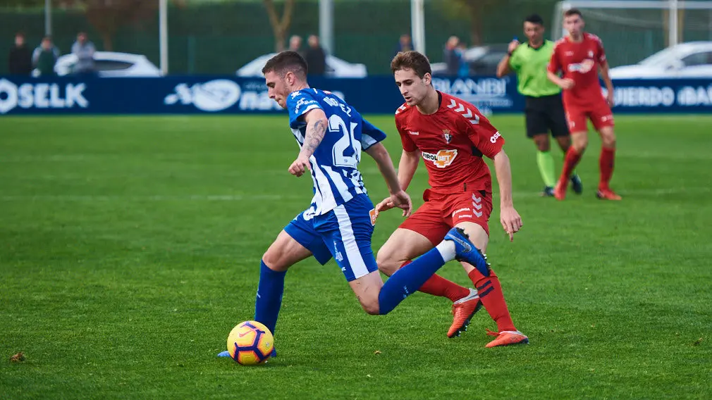 Partido amistoso entre Osasuna y Alavés en las instalaciones de Tajonar. MIGUEL OSÉS.