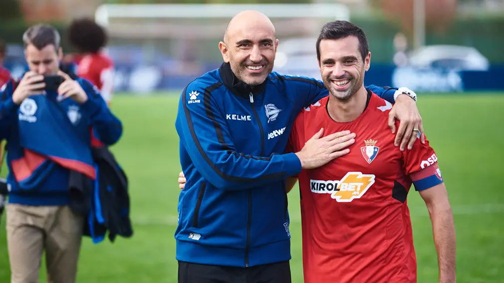 Abelardo y Miguel Flaño en el partido amistoso entre Osasuna y Alavés en las instalaciones de Tajonar 19