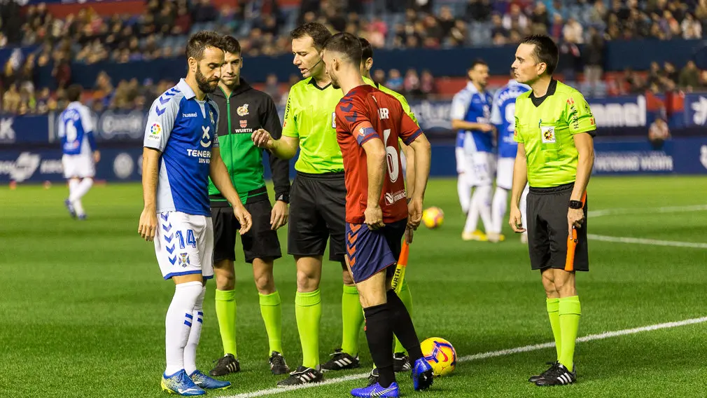 El árbitro López Toca en el partido de la Liga 123 entre Osasuna y Tenerife disputado en El Sadar. IÑIGO ALZUGARAY