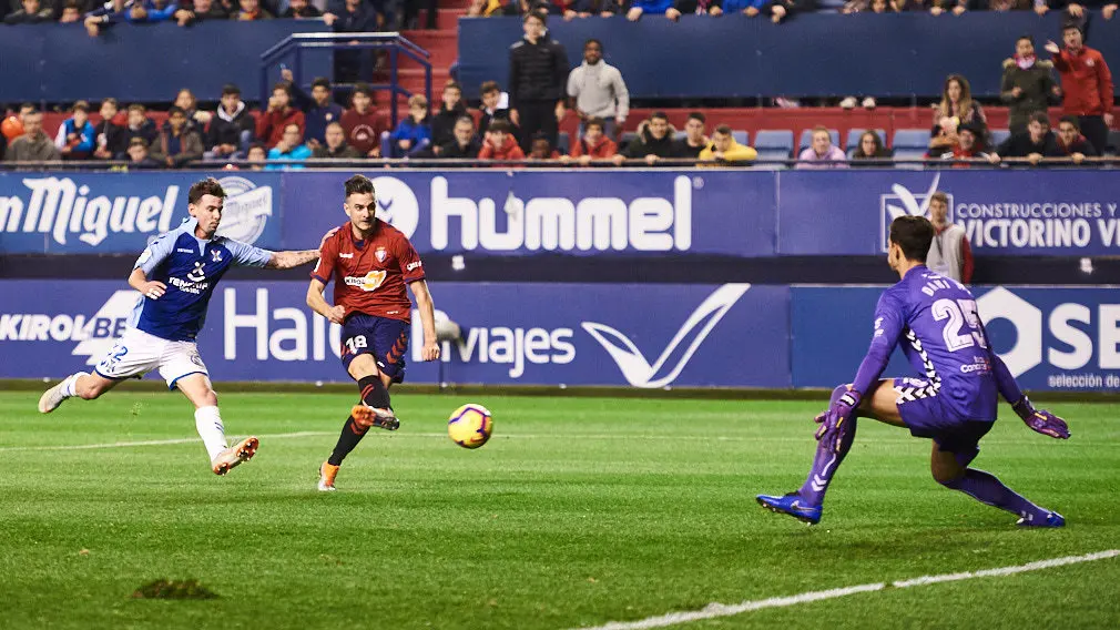 Partido correspondiente a la jornada 14 entre Osasuna y Tenerife. MIGUEL OSÉS 12