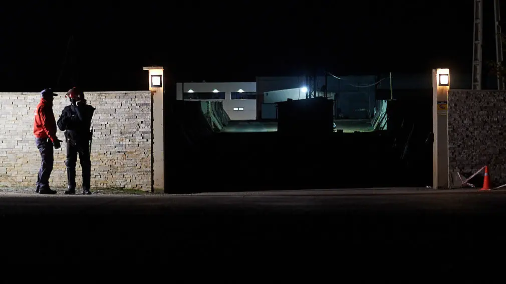 Los piquetes de los huelguistas en las puertas de la huerta de Peralta. MIGUEL OSÉS