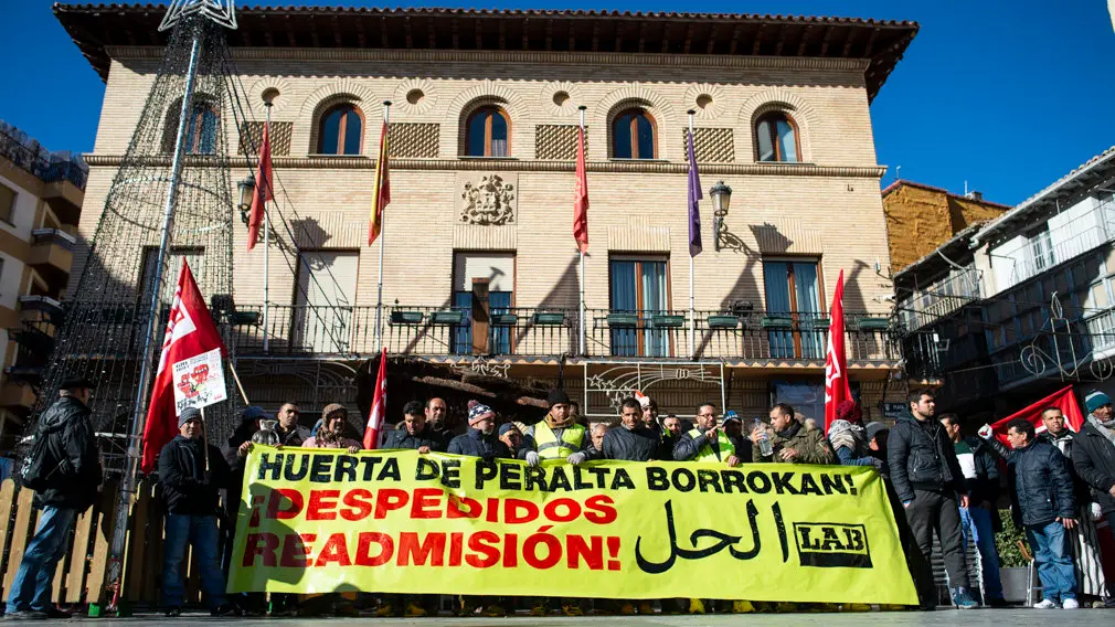 Manifestación por las calles de Peralta a favor de la huelga de la Huerta. MIGUEL OSÉS_8