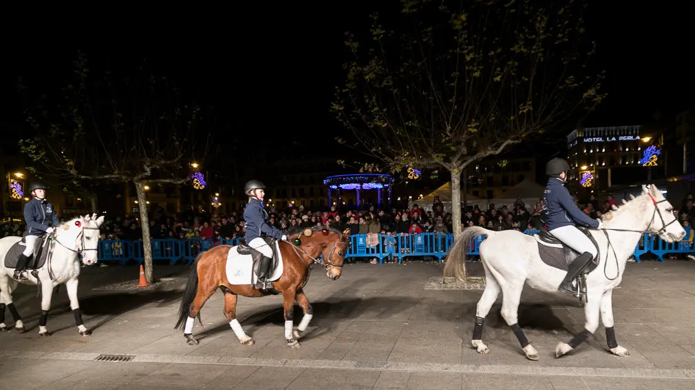 X Festival Callejero Reyes Magos con exhibición hípica, abanderados acrobáticos y magos del fuego celebrado en la Plaza del Castillo de Pamplona (01). IÑIGO ALZUGARAY