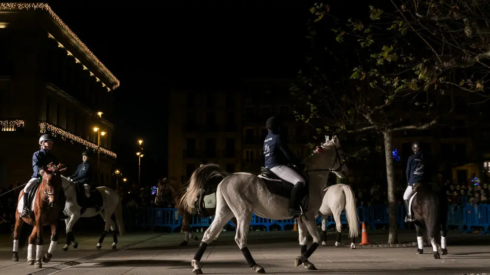 X Festival Callejero Reyes Magos con exhibición hípica, abanderados acrobáticos y magos del fuego celebrado en la Plaza del Castillo de Pamplona (03). IÑIGO ALZUGARAY