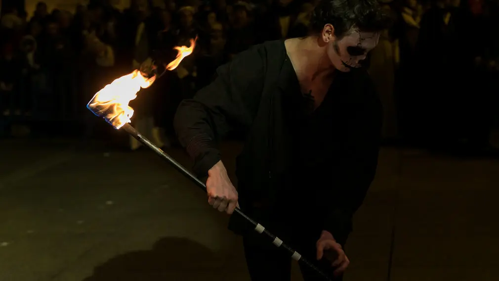 X Festival Callejero Reyes Magos con exhibición hípica, abanderados acrobáticos y magos del fuego celebrado en la Plaza del Castillo de Pamplona (07). IÑIGO ALZUGARAY
