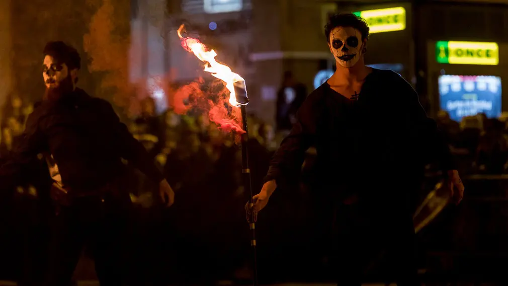 X Festival Callejero Reyes Magos con exhibición hípica, abanderados acrobáticos y magos del fuego celebrado en la Plaza del Castillo de Pamplona (08). IÑIGO ALZUGARAY