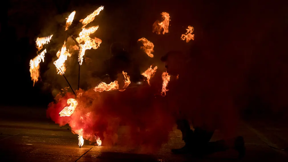 X Festival Callejero Reyes Magos con exhibición hípica, abanderados acrobáticos y magos del fuego celebrado en la Plaza del Castillo de Pamplona (19). IÑIGO ALZUGARAY