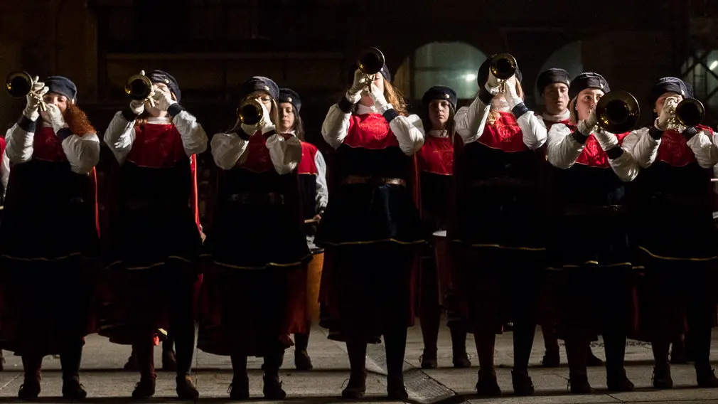 X Festival Callejero Reyes Magos con exhibición hípica, abanderados acrobáticos y magos del fuego celebrado en la Plaza del Castillo de Pamplona (20). IÑIGO ALZUGARAY
