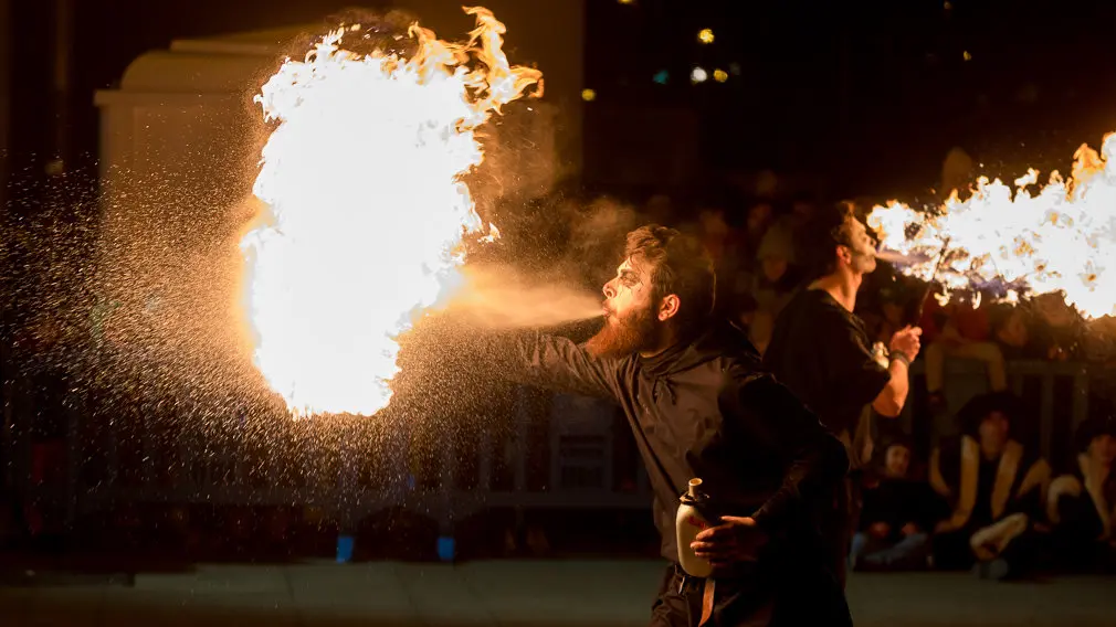 X Festival Callejero Reyes Magos con exhibición hípica, abanderados acrobáticos y magos del fuego celebrado en la Plaza del Castillo de Pamplona (24). IÑIGO ALZUGARAY