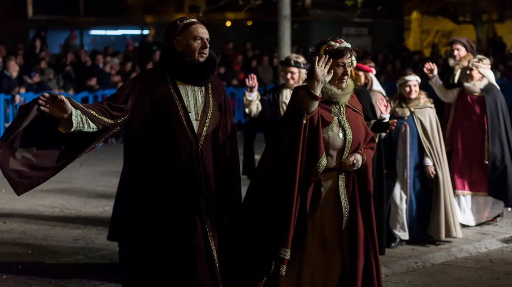 X Festival Callejero Reyes Magos con exhibición hípica, abanderados acrobáticos y magos del fuego celebrado en la Plaza del Castillo de Pamplona (25). IÑIGO ALZUGARAY