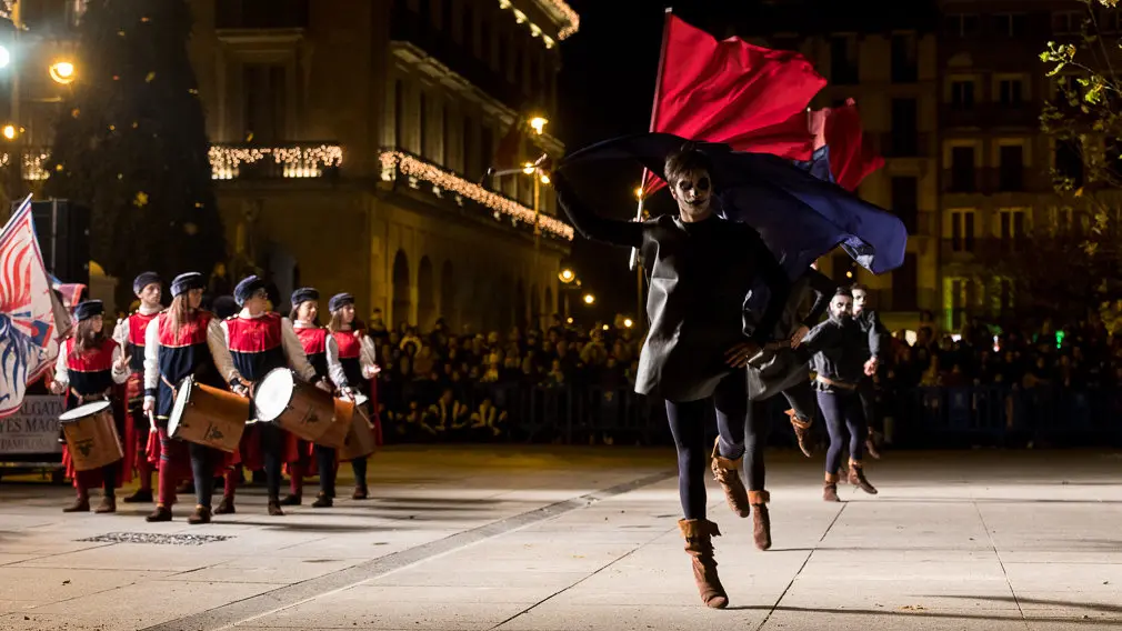 X Festival Callejero Reyes Magos con exhibición hípica, abanderados acrobáticos y magos del fuego celebrado en la Plaza del Castillo de Pamplona (10). IÑIGO ALZUGARAY