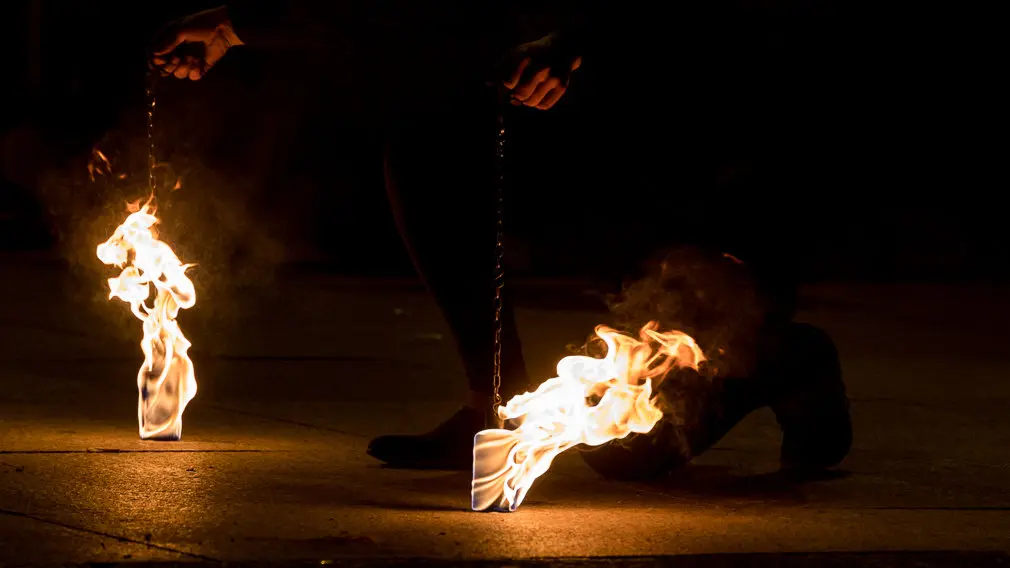 X Festival Callejero Reyes Magos con exhibición hípica, abanderados acrobáticos y magos del fuego celebrado en la Plaza del Castillo de Pamplona (11). IÑIGO ALZUGARAY
