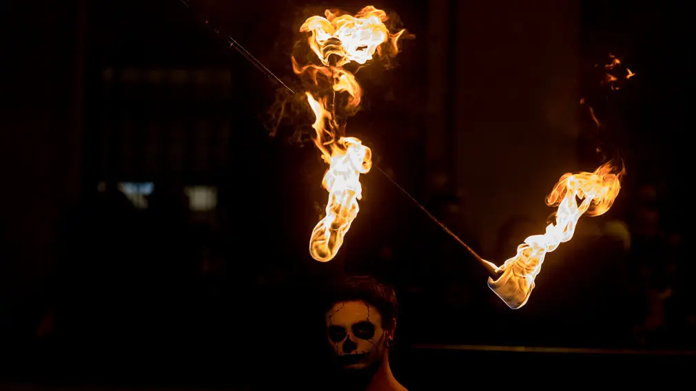 X Festival Callejero Reyes Magos con exhibición hípica, abanderados acrobáticos y magos del fuego celebrado en la Plaza del Castillo de Pamplona (12). IÑIGO ALZUGARAY