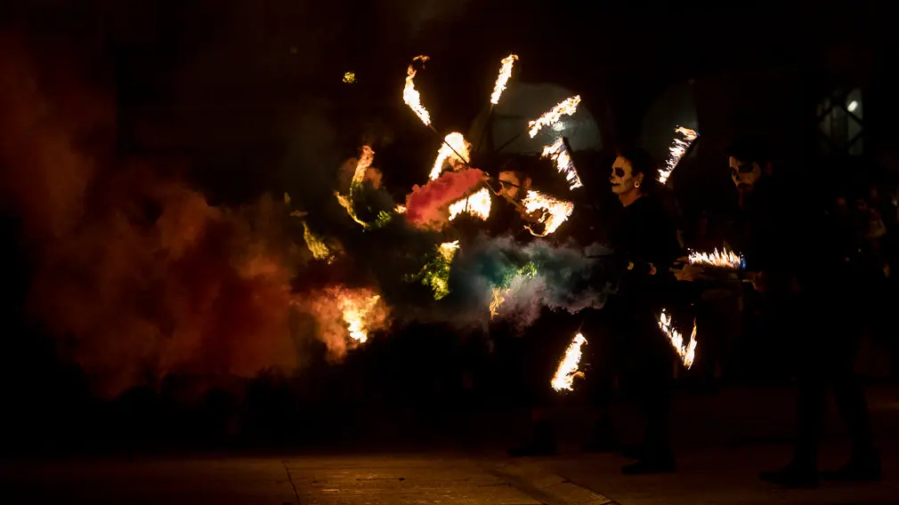 X Festival Callejero Reyes Magos con exhibición hípica, abanderados acrobáticos y magos del fuego celebrado en la Plaza del Castillo de Pamplona (17). IÑIGO ALZUGARAY