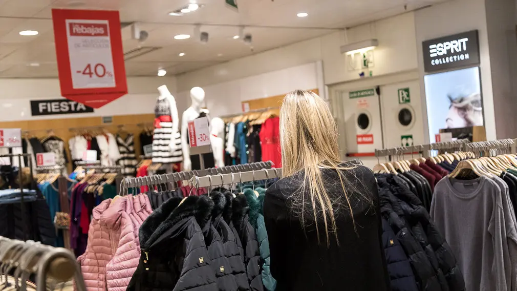 Inicio de las Rebajas de Invierno en El Corte Inglés de Pamplona (02). IÑIGO ALZUGARAY