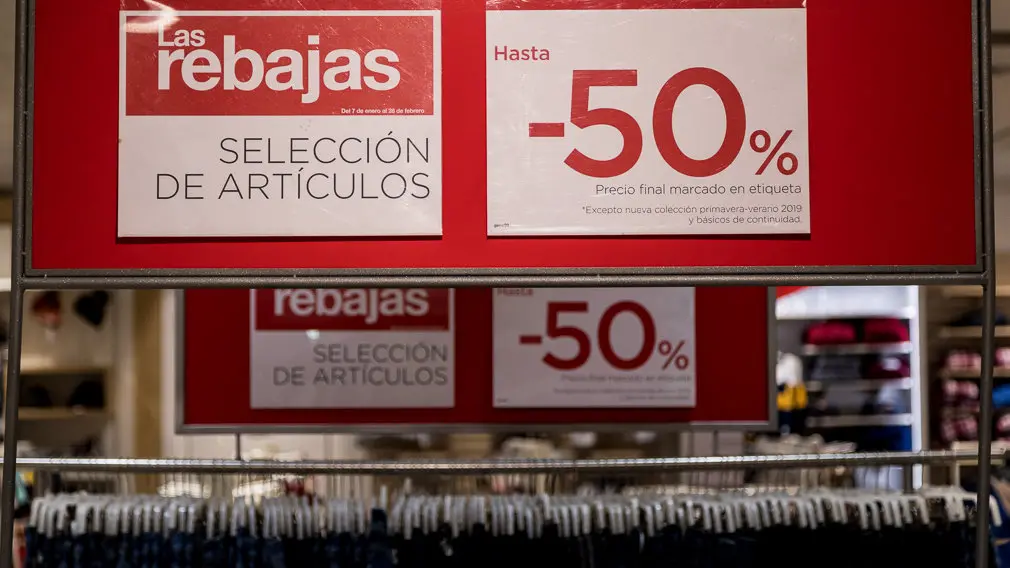 Inicio de las Rebajas de Invierno en El Corte Inglés de Pamplona (04). IÑIGO ALZUGARAY