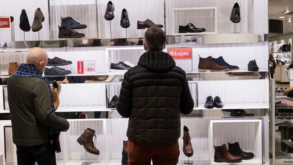 Inicio de las Rebajas de Invierno en El Corte Inglés de Pamplona (05). IÑIGO ALZUGARAY