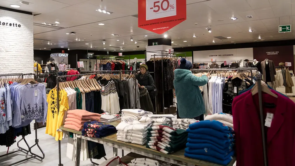 Inicio de las Rebajas de Invierno en El Corte Inglés de Pamplona (06). IÑIGO ALZUGARAY