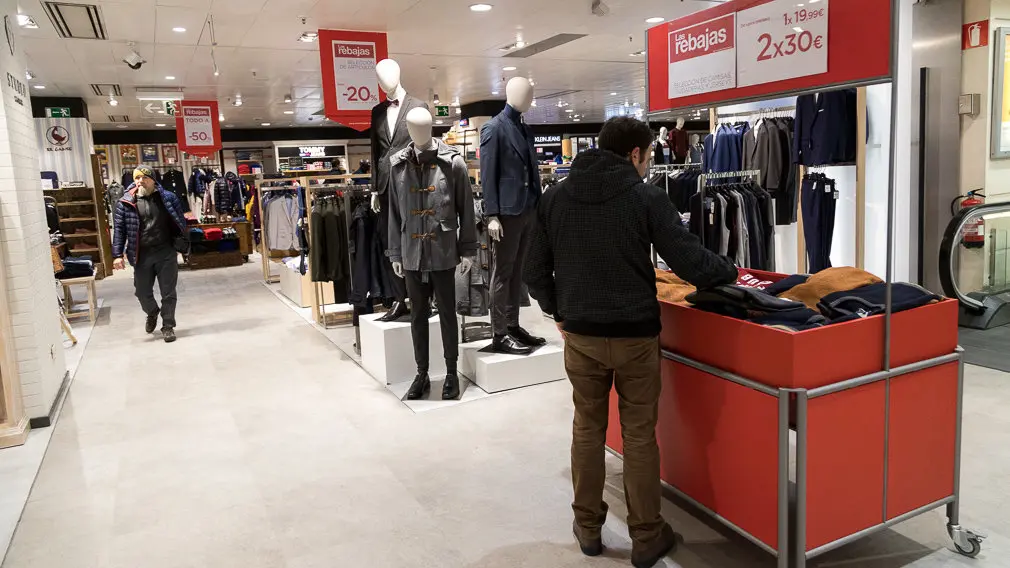 Inicio de las Rebajas de Invierno en El Corte Inglés de Pamplona (07). IÑIGO ALZUGARAY