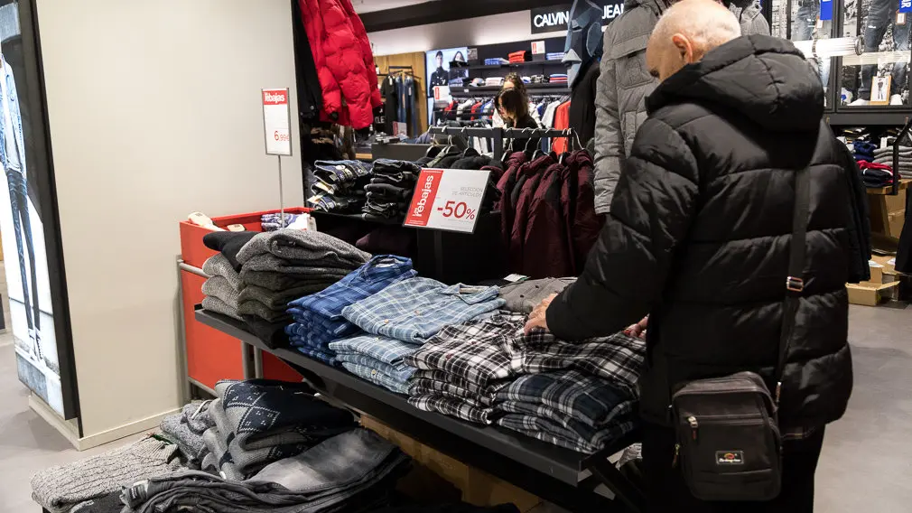 Inicio de las Rebajas de Invierno en El Corte Inglés de Pamplona (08). IÑIGO ALZUGARAY