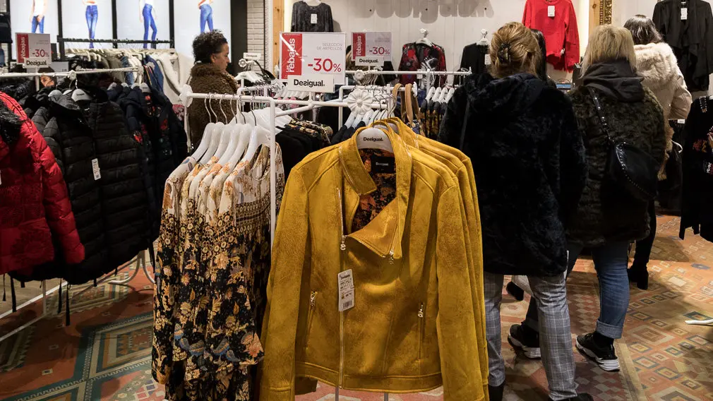 Inicio de las Rebajas de Invierno en El Corte Inglés de Pamplona (11). IÑIGO ALZUGARAY