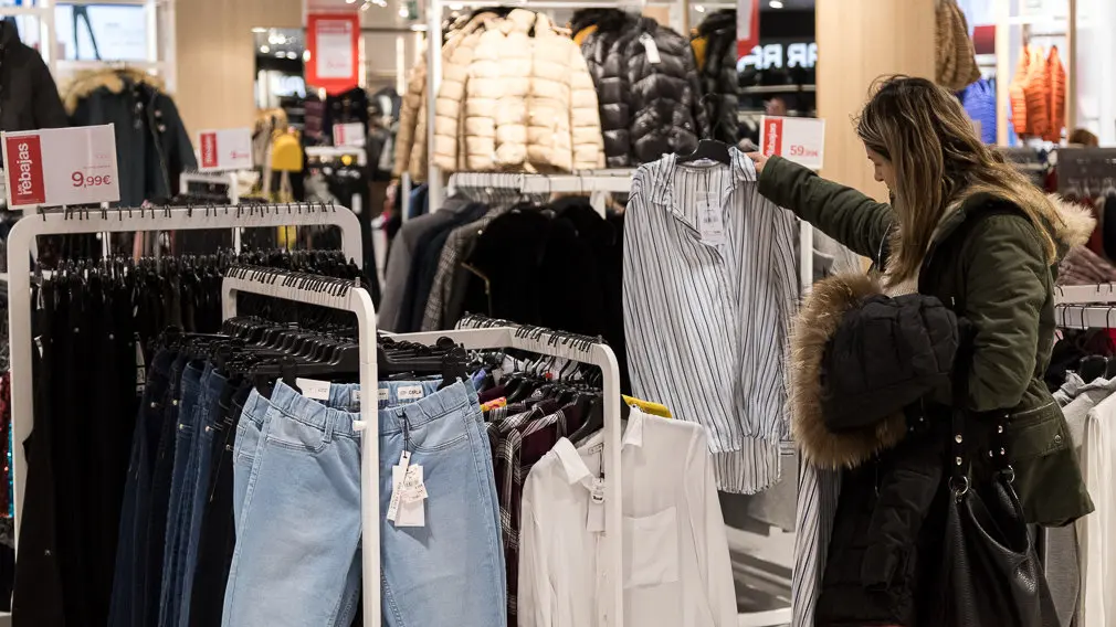 Inicio de las Rebajas de Invierno en El Corte Inglés de Pamplona (12). IÑIGO ALZUGARAY