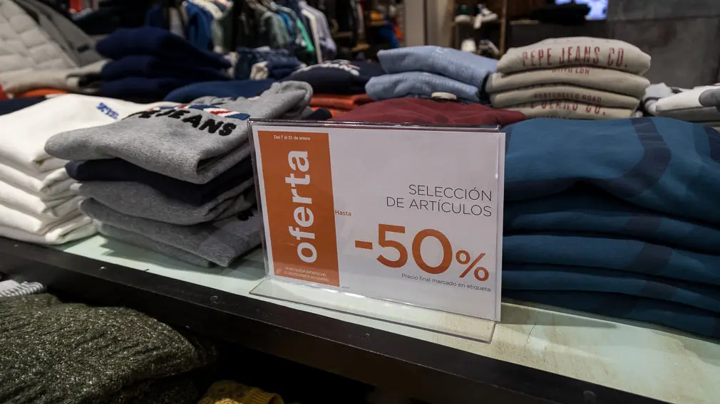 Inicio de las Rebajas de Invierno en El Corte Inglés de Pamplona (13). IÑIGO ALZUGARAY