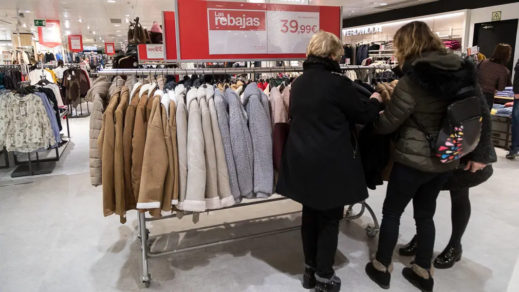 Inicio de las Rebajas de Invierno en El Corte Inglés de Pamplona (14). IÑIGO ALZUGARAY