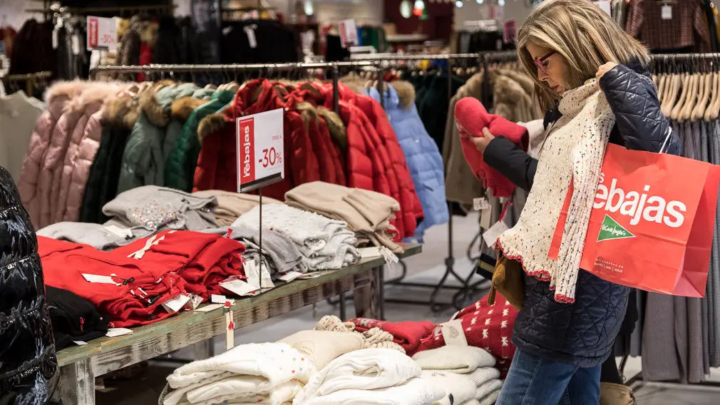 Inicio de las Rebajas de Invierno en El Corte Inglés de Pamplona (15). IÑIGO ALZUGARAY