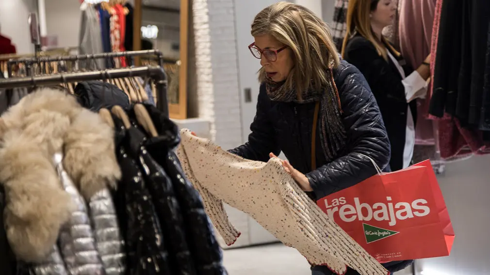 Inicio de las Rebajas de Invierno en El Corte Inglés de Pamplona (16). IÑIGO ALZUGARAY