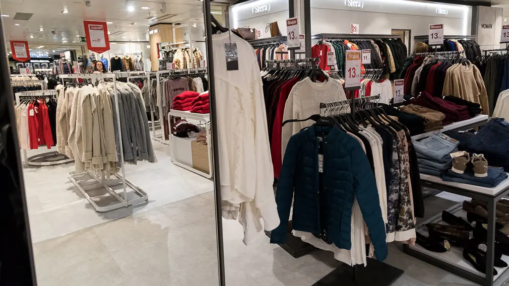 Inicio de las Rebajas de Invierno en El Corte Inglés de Pamplona (18). IÑIGO ALZUGARAY