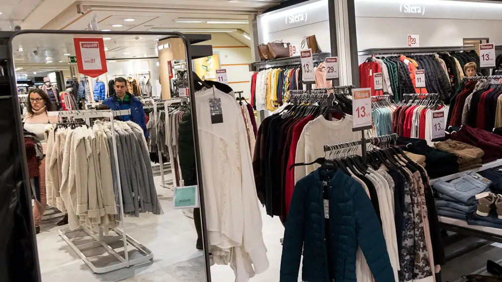 Inicio de las Rebajas de Invierno en El Corte Inglés de Pamplona (19). IÑIGO ALZUGARAY