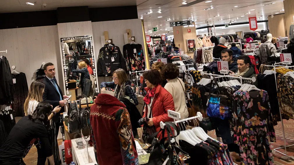 Inicio de las Rebajas de Invierno en El Corte Inglés de Pamplona (20). IÑIGO ALZUGARAY