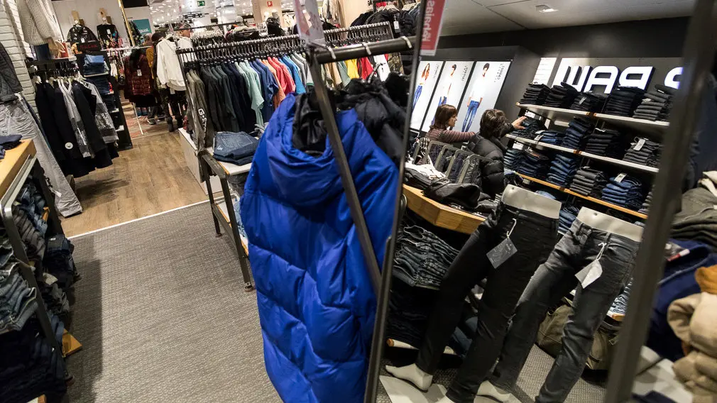 Inicio de las Rebajas de Invierno en El Corte Inglés de Pamplona (22). IÑIGO ALZUGARAY
