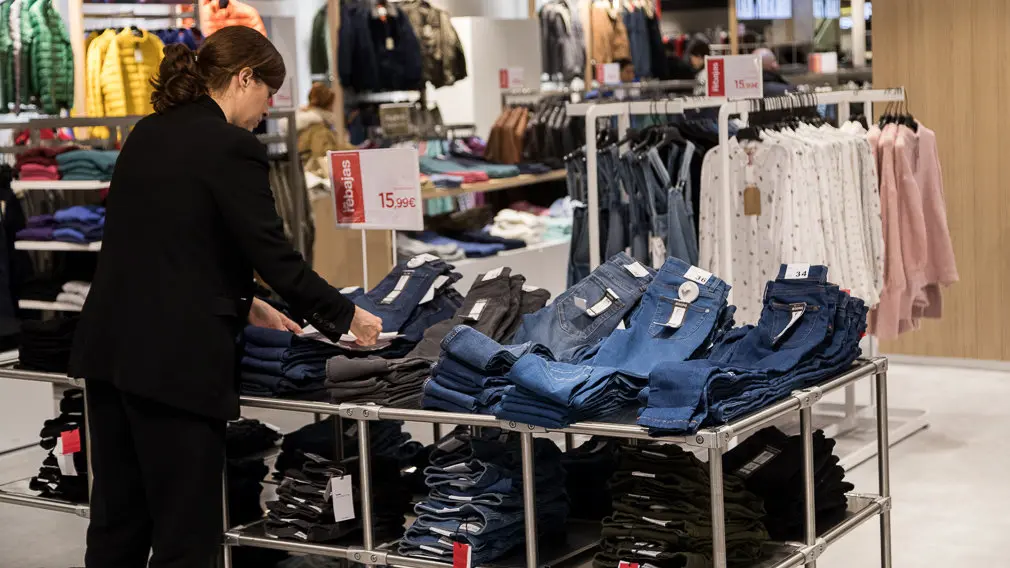 Inicio de las Rebajas de Invierno en El Corte Inglés de Pamplona (23). IÑIGO ALZUGARAY