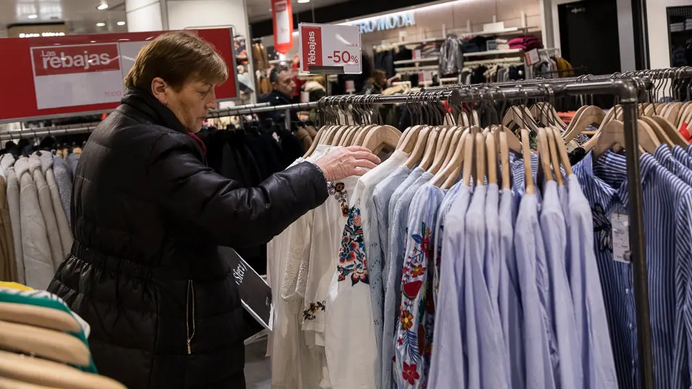 Inicio de las Rebajas de Invierno en El Corte Inglés de Pamplona (24). IÑIGO ALZUGARAY