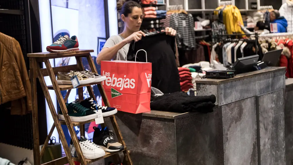 Inicio de las Rebajas de Invierno en El Corte Inglés de Pamplona (25). IÑIGO ALZUGARAY